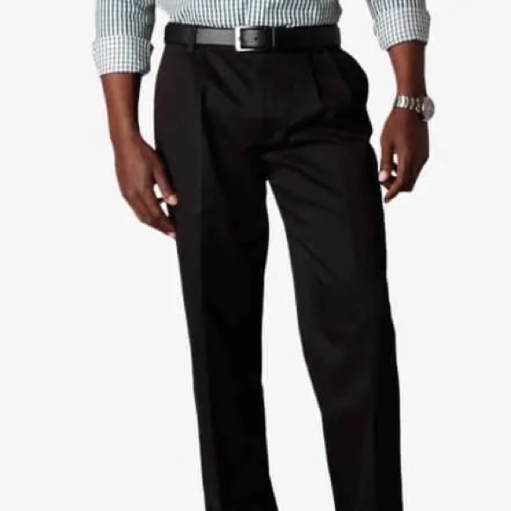 Mens Docker Signature Khaki - Classic Fit - Pleated Front - Size 32x34 - Black